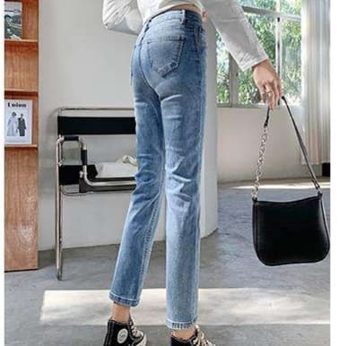 オフィスカジュアル  すっきりシルエットのストレートデニム