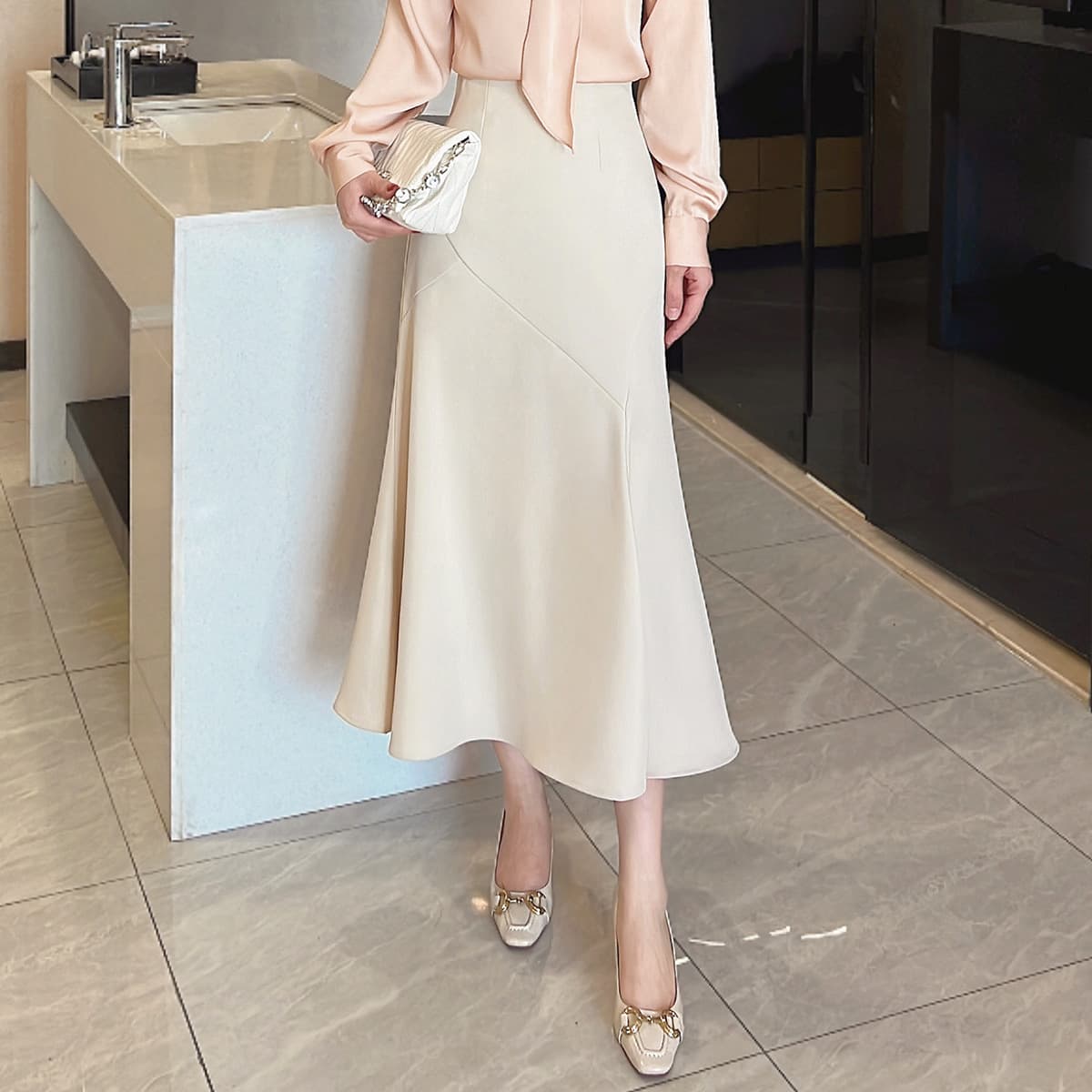 オフィスカジュアル 優美なラインを描く切替フレアスカート