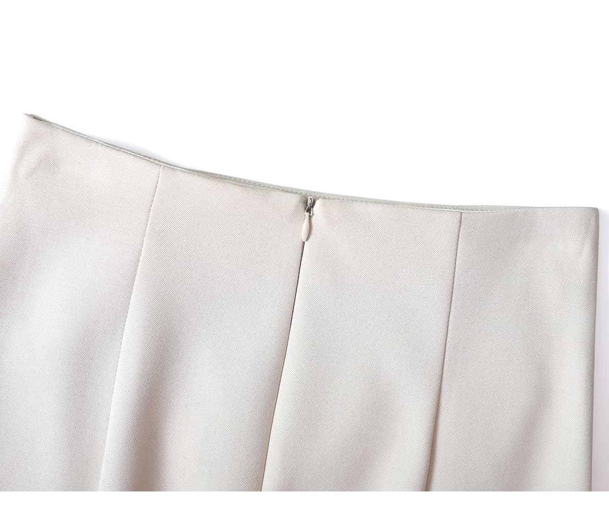 オフィスカジュアル 優美なラインを描く切替フレアスカート