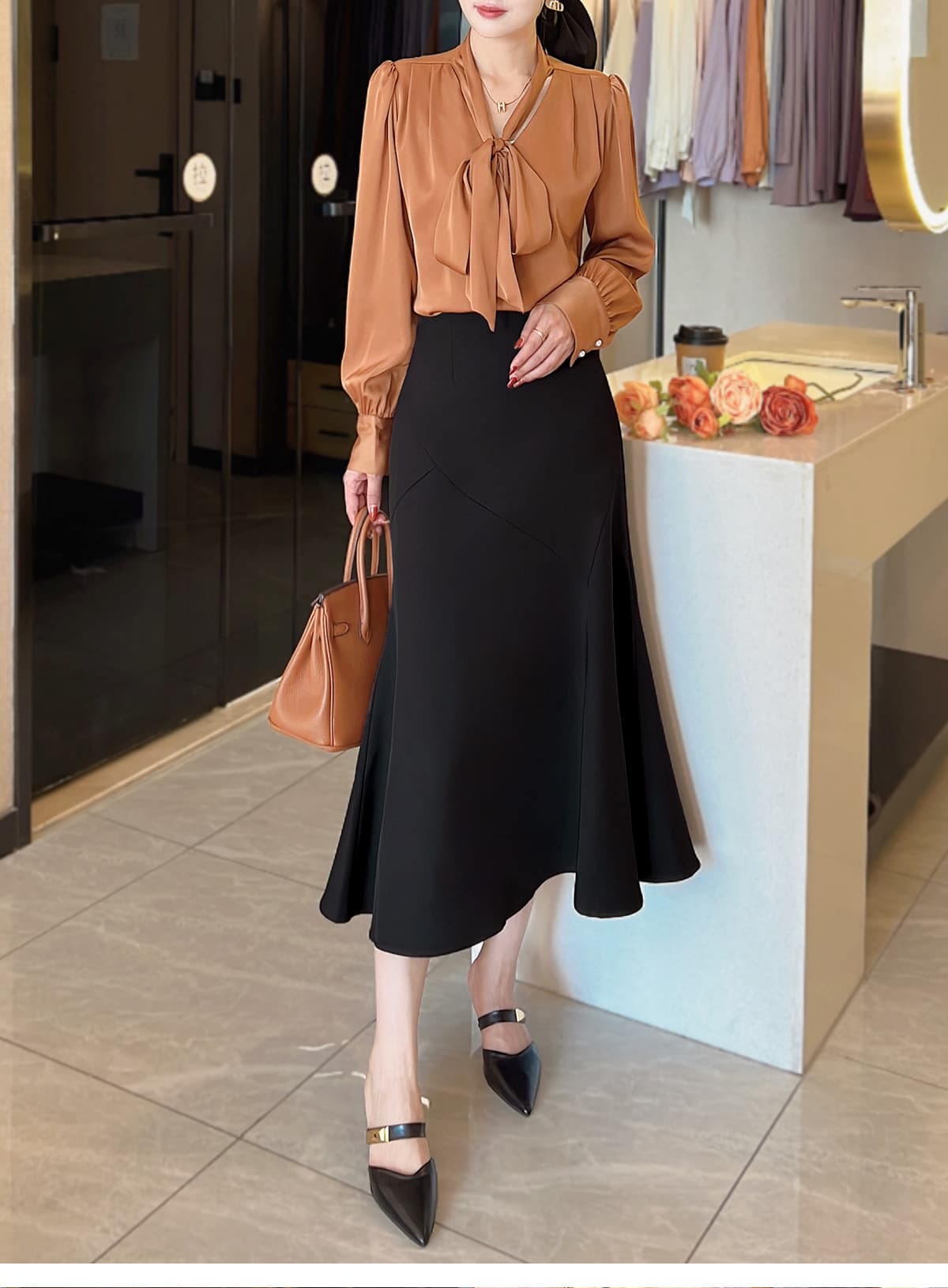 オフィスカジュアル 優美なラインを描く切替フレアスカート